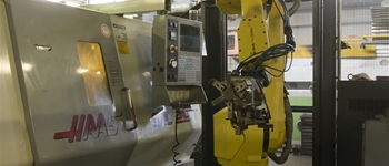 Tornio a caricamento robotizzato/Robotized lathe machine